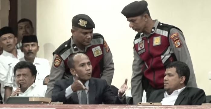 Petugas keamanan meminta Jubir Pemerintah Aceh Muhammad MTA untuk keluar dari Ruang Sidang Paripurna DPRA. (Foto: Screenshot Live Streaming Paripurna)