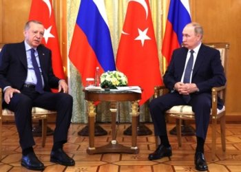 Foto Dokumen: Presiden Rusia Vladimir Putin mendengarkan Presiden Turkiye Tayyip Erdogan selama pertemuan di Sochi, Rusia (5/8/2022). (Foto: Dok. Antara/éSputnik/Vyacheslav Prokofyev/Pool via Reuters)