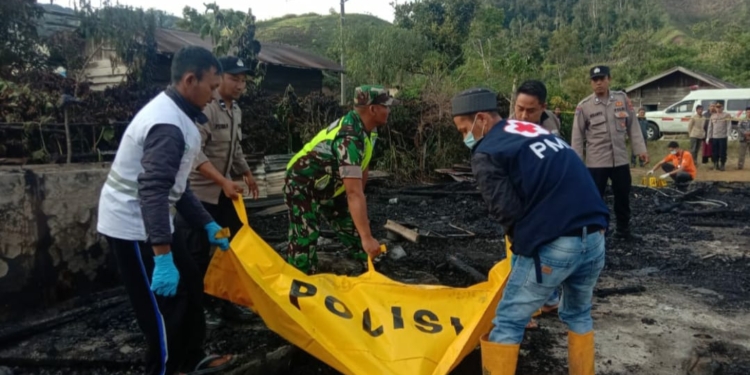 Tim medis dibantu pihak keamanan mengevakuasi jasad May Syaratdin (43), korban kebakaran di Desa Timur Jaya, Kecamatan Permata, Bener Meriah, Aceh. (Foto: Alibi/Dok. Polisi)