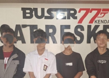Empat pelajar yang kedapatan membawa senjata tajam ditahan di Mapolresta Kendari, Selasa (5/9/2023). (Foto: Antara/HO-Polresta Kendari)