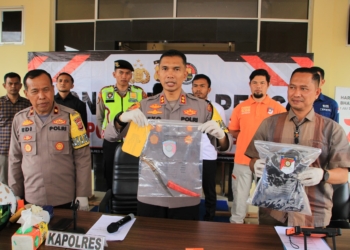 Polisi menunjukkan pelaku pembunuhan di Pegunungan Desa Leme, Kecamatan Blangkejeren, Kabupaten Gayo Lues, Aceh. (Foto: Alibi/Dok. Polisi)