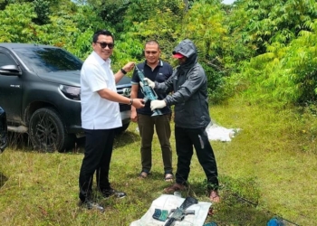 Dirreskrimsus Polda Aceh Kombes Winardy menerima dua pucuk senjata api jenis M-16 dari tokoh masyarakat di Kabupaten Pidie, Aceh. (Foto: Alibi/Dok. Polda Aceh)