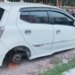 Pencuri gondol empat ban mobil warga di depan SMAN 1 Lhokseumawe, Kampung Jawa Lama, Kecamatan Banda Sakti, Kota Lhokseumawe. (Foto: Alibi/Dok. Polisi)