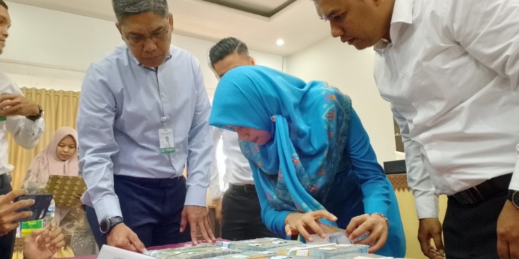 Pengembalian uang kasus Surat Perintah Perjalanan Dinas (SPPD) fiktif Komisi Kebenaran dan Rekonsiliasi (KKR) Aceh. (Foto: Alibi/Dok. Polisi)