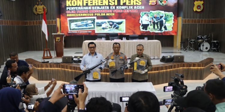 Polisi memperlihatkan dua senjata api sisa konflik Aceh yang diserahkan salah satu tokoh masyarakat di Kabupaten Pidie. (Foto: Aibi/Dok. Polisi)