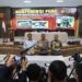 Polisi memperlihatkan dua senjata api sisa konflik Aceh yang diserahkan salah satu tokoh masyarakat di Kabupaten Pidie. (Foto: Aibi/Dok. Polisi)