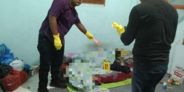 Polisi mengevakuasi jasad Yusrizal Majid dari kamar kos di Gampong Sineubok Rambong, Kecamatan Idi Rayeuk, Kabupaten Aceh Timur. (Foto: Alibi/Dok. Polres Aceh Timur)