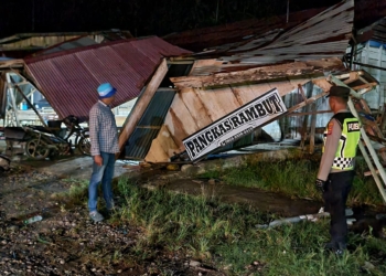Tempat usaha warga di jalan lintas KKA - Bener Meriah, Desa Seumirah, Nisam Antara, Aceh Utara rusak diterjang angin kencang. (Foto: Alibi/Dok. Polres Lhokseumawe)