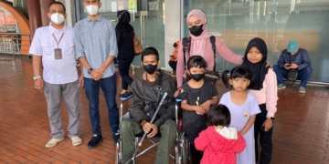 Rifki Sapu bersama keluarga dipulangkan dari Jakarta ke Aceh. (Foto untuk Alibi)
