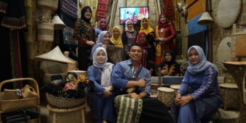 Pj Ketua Dekranasda Aceh, Ny Ayu Marzuki saat melakukan foto bersama di stand Pameran Kerajinan Nusantara (Kriyanusa) di Jakarta Convention Center (JCC) Senayan, Jakarta Pusat, Rabu (13/9/2023). (Foto: Alibi/Dok. Humas Aceh)