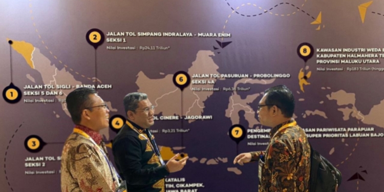 Kepala Biro Administrasi Pembangunan Setda Aceh, T Robby Irza (batik hitam), menghadiri peresmian delapan Proyek Strategis Nasional (PSN), di Jakarta, Rabu (13/9/2023). (Foto untuk Alibi)