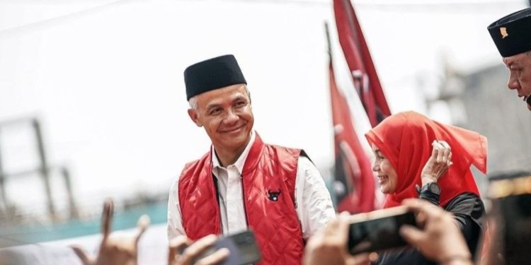 Bacapres PDI Perjuangan Ganjar Pranowo berfoto dengan masyarakat. (Foto: Antara/Fianda Sjofjan Rassat)