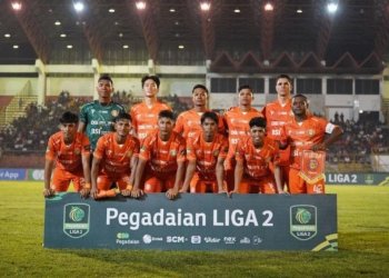 Presiden Persiraja (dua dari kanan) bersama tiga pemain bintang. (Foto: Alibi/Dok. Persiraja)