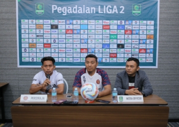 Pelatih Persiraja Achmad Zulkifli (tengah) saat jumpa pers, Sabtu (16/9/2023). (Foto: Alibi/Dok. Persiraja)