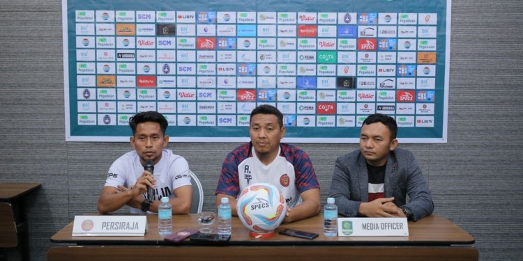 Pelatih Persiraja Achmad Zulkifli (tengah) saat jumpa pers, Sabtu (16/9/2023). (Foto: Alibi/Dok. Persiraja)