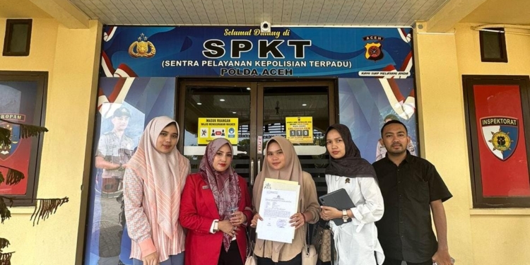 Yuni Mauliza didampingi kuasa hukumnya melaporkan Cut Wahyuni Rosita alias Cut Bul ke Polda Aceh kasus dugaan pencemaran nama baik. (Foto untuk Alibi)