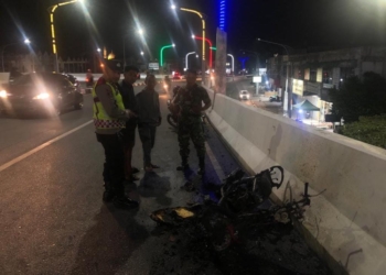 Petugas mengamankan lokasi terbakarnya sepeda motor di flyover Simpang Surabaya Banda Aceh. (Foto: Alibi/Dok. Polresta Banda Aceh)