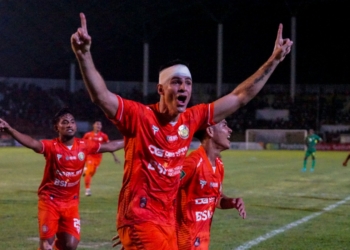 Ricardo Pires melakukan selebrasi usai mencetak gol pertama ke gawang Sriwijaya FC pada babak pertama dalam lanjutan Liga 2 Musim 2023-2024, di Stadion Harapan Bangsa,  Banda Aceh, Minggu (17/9/2023). (Foto: Alibi/Fahzian Aldevan)