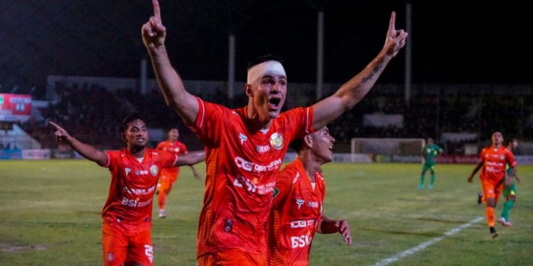 Ricardo Pires melakukan selebrasi usai mencetak gol pertama ke gawang Sriwijaya FC pada babak pertama dalam lanjutan Liga 2 Musim 2023-2024, di Stadion Harapan Bangsa,  Banda Aceh, Minggu (17/9/2023). (Foto: Alibi/Fahzian Aldevan)