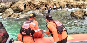 Tim SAR gabungan melakukan evakuasi terhadap May Fendri (50) dari perairan Pulau Tuan, Aceh Besar. (Foto: Alibi/Dok. Basarnas Banda Aceh)