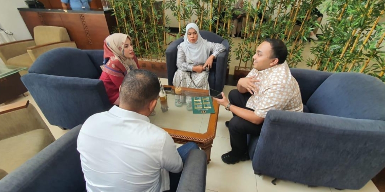 Kepada BPPA, Akkar Arafat (tengah) dan ibu almarhum Imam Masykur, Fauziah (kiri) didampingi pengacara keluarga, Yusi Muharnina saat silaturahmi di lobi Mess Aceh, Jakarta Pusat, Rabu Rabu (20/9/2023). (Foto: Humas BPPA)