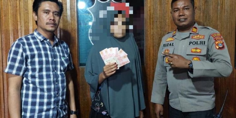 Polisi meringkus NN (21) seorang ibu rumah tangga warga Kampung Makmur Sentosa, Kecamatan Bandar, Bener Meriah karena edarkan uang palsu. (Foto: Alibi/Dok. Polsek Bandar)