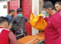 Polisi mengevakuasi jasad NT (22) korban bunuh diri di Gampong Ie Masen, Kecamatan Ulee Kareng, Banda Aceh. (Foto: Alibi/Dok. Polisi)