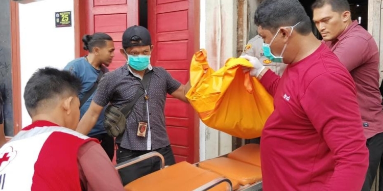Polisi mengevakuasi jasad NT (22) korban bunuh diri di Gampong Ie Masen, Kecamatan Ulee Kareng, Banda Aceh. (Foto: Alibi/Dok. Polisi)