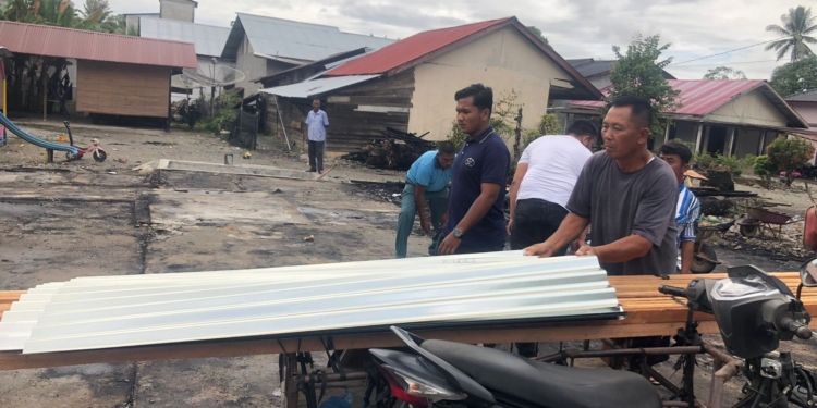 Sahabat Pak dokter Afzal menyalurkan bantuan bahan bangunan untuk korban kebakaran di Desa Panton Bayu, Kecamatan Darul Makmur, Nagan Raya, Aceh. (Foto untuk Alibi)