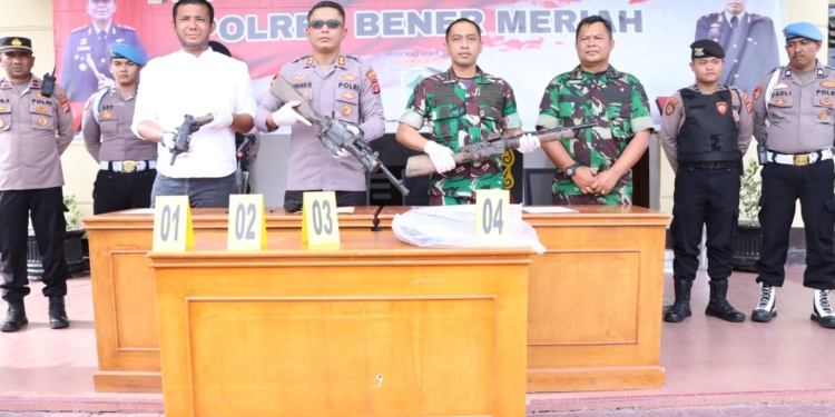 Polisi memperlihatkan tiga senjata api rakitan temuan warga Kampung Negeri Antara, Kecamatan Pintu Rime Gayo, Kabupaten Bener Meriah, Aceh. (Foto: Alibi/Dok. Polres Bener Meriah)