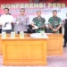Polisi memperlihatkan tiga senjata api rakitan temuan warga Kampung Negeri Antara, Kecamatan Pintu Rime Gayo, Kabupaten Bener Meriah, Aceh. (Foto: Alibi/Dok. Polres Bener Meriah)