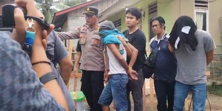Polisi menangkap S (50) dan N (36) warga Kecamatan Meureubo, Aceh Barat atas kasus penyalahgunaan sabu-sabu. (Foto: Alibi/Dok. Polres Aceh Barat)