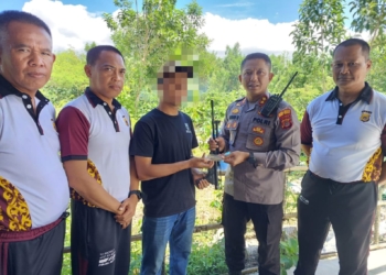 MD warga Kampung Simpang Teritit, Kecamatan Wih Pesam, Kabupaten Bener Meriah, Aceh, menyerahkan satu senjata api rakitan kepada polisi. (Foto: Alibi/Dok. Polres Bener Meriah)