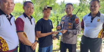 MD warga Kampung Simpang Teritit, Kecamatan Wih Pesam, Kabupaten Bener Meriah, Aceh, menyerahkan satu senjata api rakitan kepada polisi. (Foto: Alibi/Dok. Polres Bener Meriah)