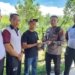 MD warga Kampung Simpang Teritit, Kecamatan Wih Pesam, Kabupaten Bener Meriah, Aceh, menyerahkan satu senjata api rakitan kepada polisi. (Foto: Alibi/Dok. Polres Bener Meriah)