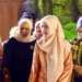 Penjabat (Pj) Ketua Tim Penggerak PKK Aceh, Ayu Marzuki, dan Ketua Dharma Wanita Persatuan (DWP) Aceh, Mellani Bustami, saat menghadiri acara malam penobatan Agam Inong Aceh 2023 di Banda Aceh, Jumat (29/9/2023) malam. (Foto: Alibi/Dok. Humas Aceh)