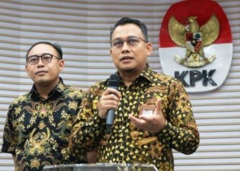 Kepala Bagian Pemberitaan KPK Ali Fikri (kanan) berikan keterangan terkait penggeledahan di Kantor Kementerian Pertanian dalam jumpa pers di Gedung Merah Putih KPK, Jakarta Selatan, Jumat (29/9/2023). (Foto: Antara/Fianda Sjofjan Rassat)