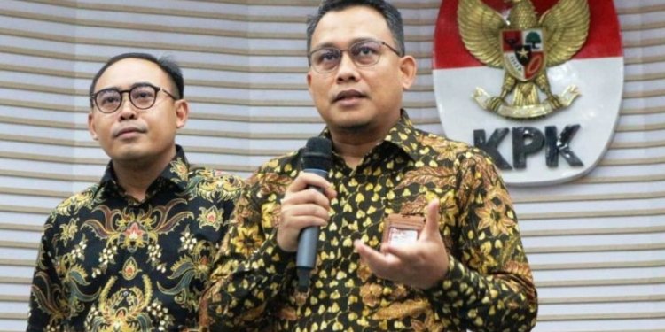 Kepala Bagian Pemberitaan KPK Ali Fikri (kanan) berikan keterangan terkait penggeledahan di Kantor Kementerian Pertanian dalam jumpa pers di Gedung Merah Putih KPK, Jakarta Selatan, Jumat (29/9/2023). (Foto: Antara/Fianda Sjofjan Rassat)