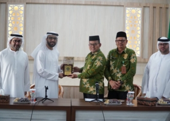 Kakanwil Kemenag Aceh Azhari menyambut kedatangan rombongan Yayasan Syeikh Zayed UEA. (Foto: Alibi/Dok. Kemenag Aceh)
