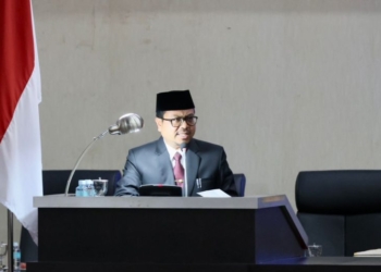 Asisten Pemerintahan, Keistimewaan Aceh dan Kesejahteraan Rakyat Sekda Aceh, Azwardi, menyampaikan Nota Keuangan dan Rancangan Qanun Aceh Tentang APBA Tahun Anggaran 2024, dalam Rapat Paripurna DPR Aceh, Rabu (13/9/2023). (Foto: Alibi/Dok. Humas Aceh)