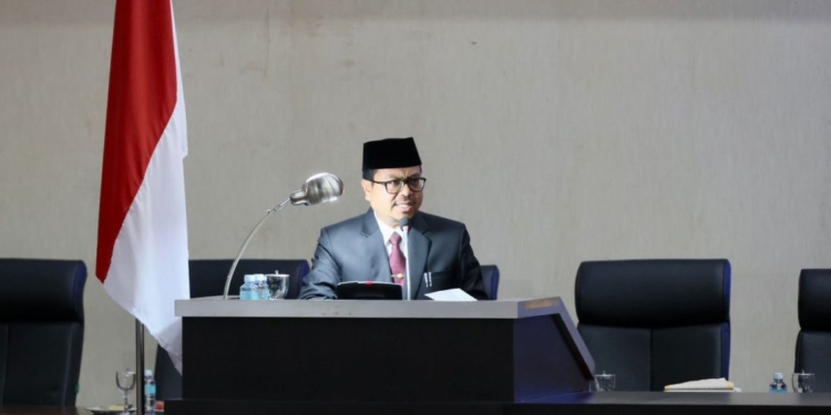 Asisten Pemerintahan, Keistimewaan Aceh dan Kesejahteraan Rakyat Sekda Aceh, Azwardi, menyampaikan Nota Keuangan dan Rancangan Qanun Aceh Tentang APBA Tahun Anggaran 2024, dalam Rapat Paripurna DPR Aceh, Rabu (13/9/2023). (Foto: Alibi/Dok. Humas Aceh)