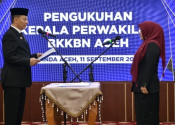 Penjabat Gubernur Aceh, Achmad Marzuki, mengukuhkan Safrina Salim, sebagai Kepala Perwakilan BKKBN Aceh, di Banda Aceh, Senin (11/9/2023). (Foto: Alibi/Dok. Humas Aceh)
