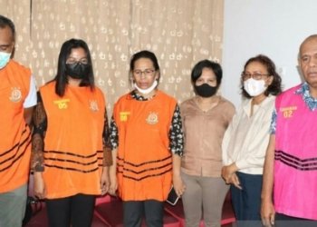 Jaksa tahan enam tersangka dugaan korupsi anggaran perjalan dinas fiktif 2020 pada BPKAD Kabupaten Kepulauan Tanimbar yang merugikan negara Rp6.682 miliar, Senin (25/9/2023) (Foto: Dok. Antara/HO/Kejati Maluku)