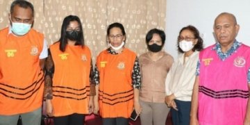 Jaksa tahan enam tersangka dugaan korupsi anggaran perjalan dinas fiktif 2020 pada BPKAD Kabupaten Kepulauan Tanimbar yang merugikan negara Rp6.682 miliar, Senin (25/9/2023) (Foto: Dok. Antara/HO/Kejati Maluku)