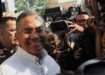 Menteri Badan Usaha Milik Negara (BUMN) Periode 2011-2014 Dahlan Iskan berikan keterangan kepada wartawan usai diperiksa KPK pada Kamis(14/9/2023). (Foto: Antara/Fianda Sjofjan Rassat)