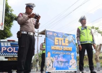 Ditlantas Polda Jawa Tengah melakukan uji coba ETLE drone di Kota Magelang, Jawa Tengah, Jumat (15/9/23). (Foto: Antara/HO-Polres Magelang Kota)