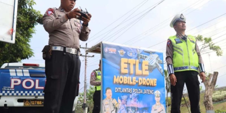 Ditlantas Polda Jawa Tengah melakukan uji coba ETLE drone di Kota Magelang, Jawa Tengah, Jumat (15/9/23). (Foto: Antara/HO-Polres Magelang Kota)