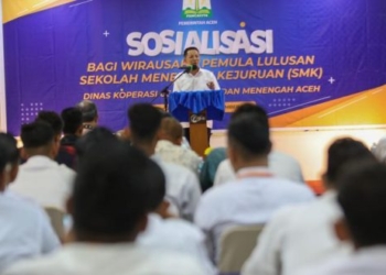 Penjabat Gubernur Aceh, Achmad Marzuki, saat memberikan sambutan serta arahan pada sosialisasi bagi 102 wirausaha pemula lulusan Sekolah Menengah Kejuruan (SMK) se-Aceh, di Banda Aceh, Rabu (27/9/2023) malam. (Foto: Alibi/Dok. Humas Aceh)