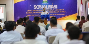 Penjabat Gubernur Aceh, Achmad Marzuki, saat memberikan sambutan serta arahan pada sosialisasi bagi 102 wirausaha pemula lulusan Sekolah Menengah Kejuruan (SMK) se-Aceh, di Banda Aceh, Rabu (27/9/2023) malam. (Foto: Alibi/Dok. Humas Aceh)
