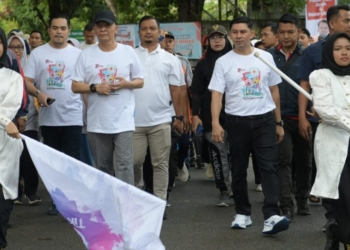 Penjabat Gubernur Aceh, Achmad Marzuki saat mengikuti jalan santai bersama masyarakat dalam rangka memeriahkan HUT PMI Ke-78 di Kota Banda Aceh, Minggu (24/9/2023). (Foto: Alibi/Dok. Humas Aceh)